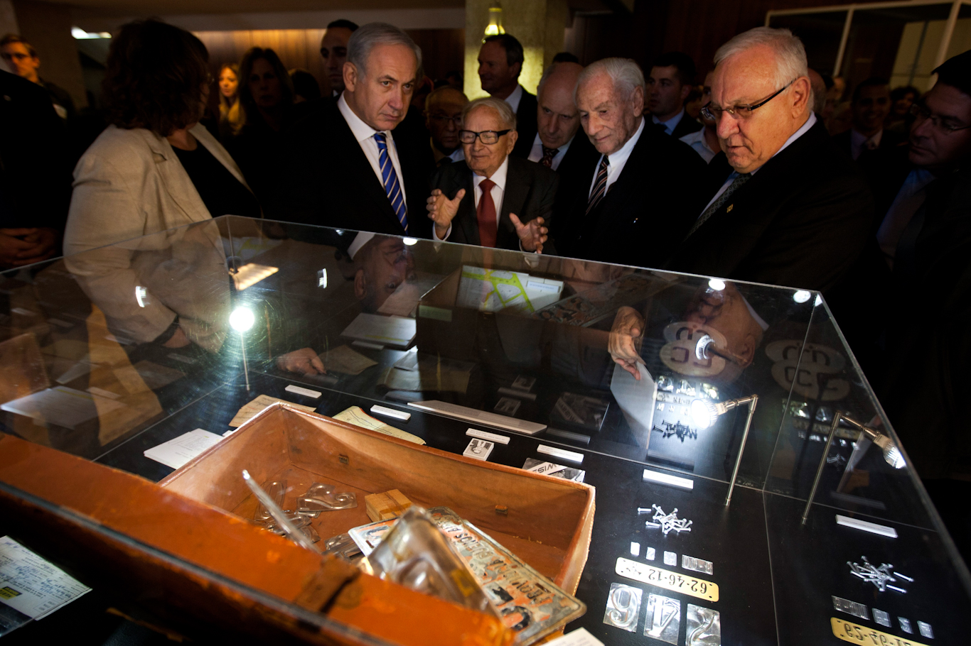 Eitan, en el centro, habla con Benjamin Netanyahu y otros líderes israelíes en una exhibición Knesset sobre su vida (Foto: Sebastian Scheiner / AP)