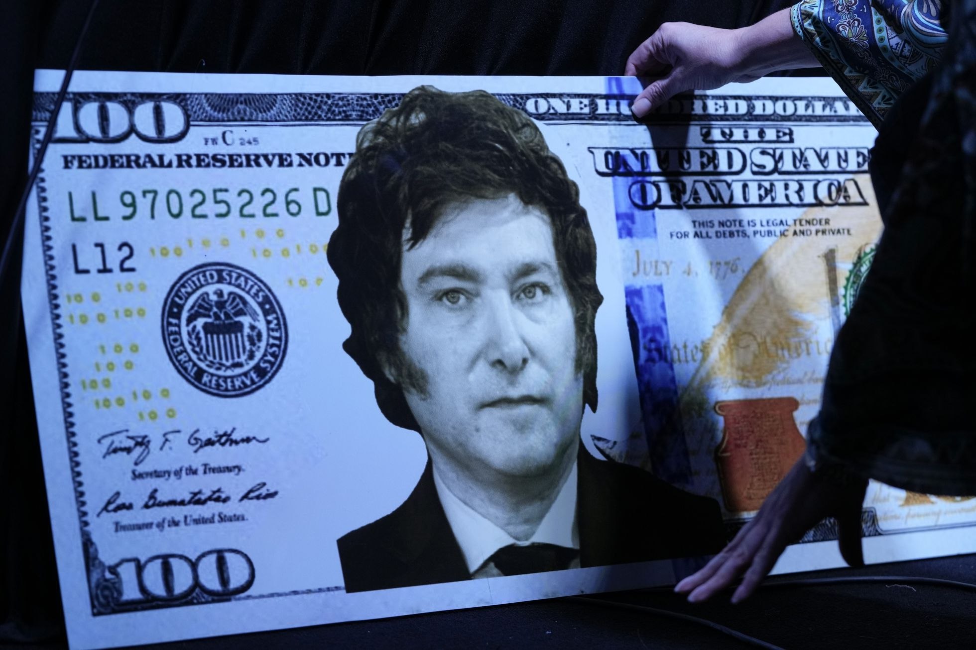 At a time when economic blocs are emerging in the world that challenge the hegemony of the U.S. currency, Javier Milei proposes to dollarize the Argentine economy. Photo: AP.