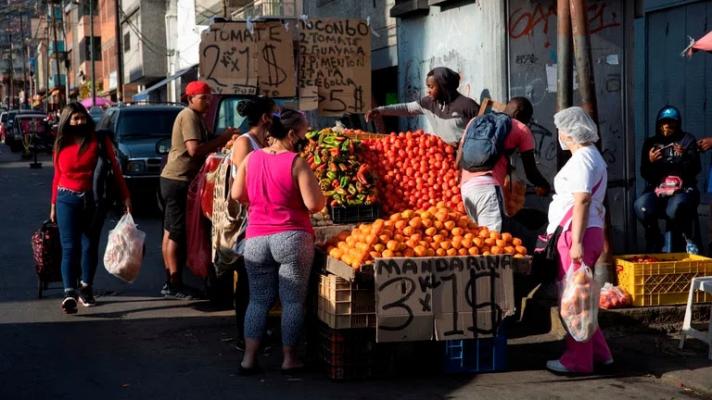 A street market in Venezuela. Photo: EFE.